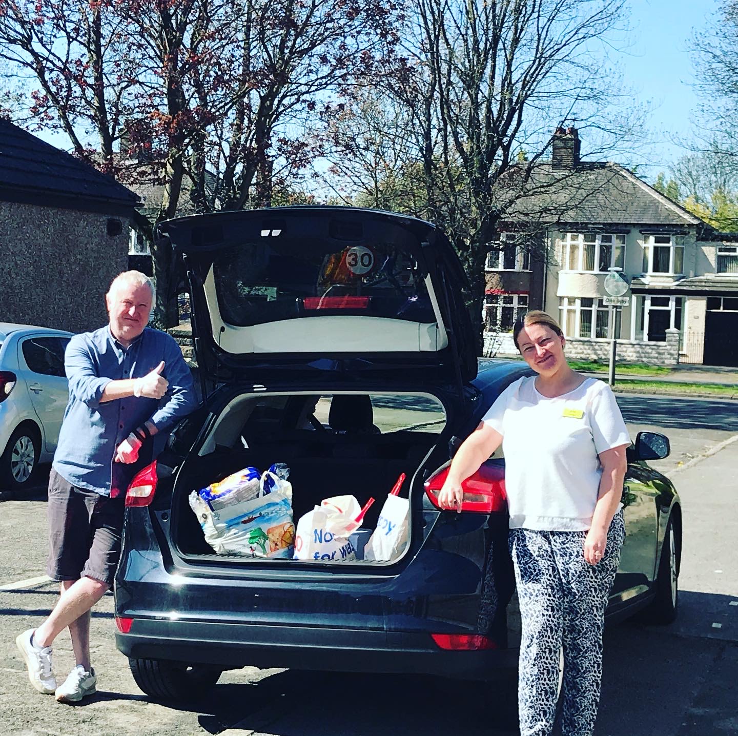 Volunteers from Smile and Experience TLC delivering food